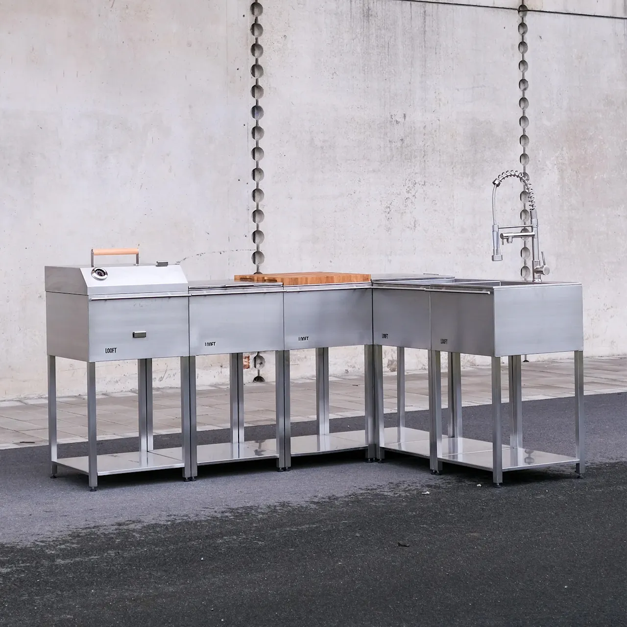 Combinatie L buitenkeuken met houtskoolgrill en spoelbak