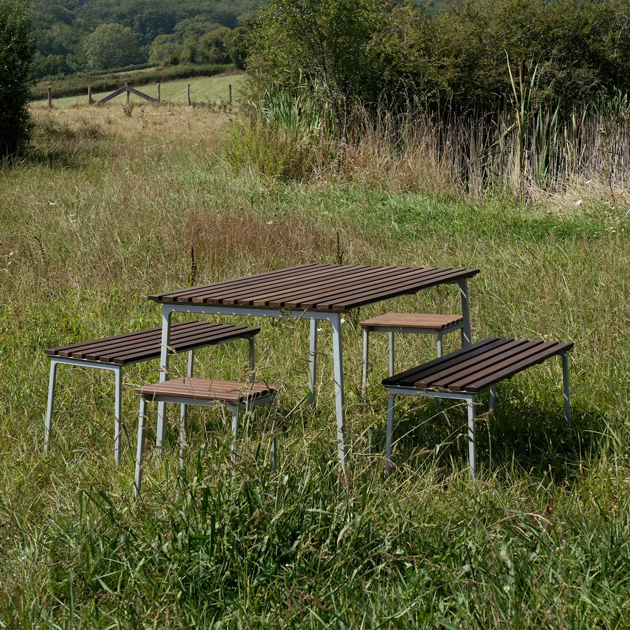 Traverse garden table