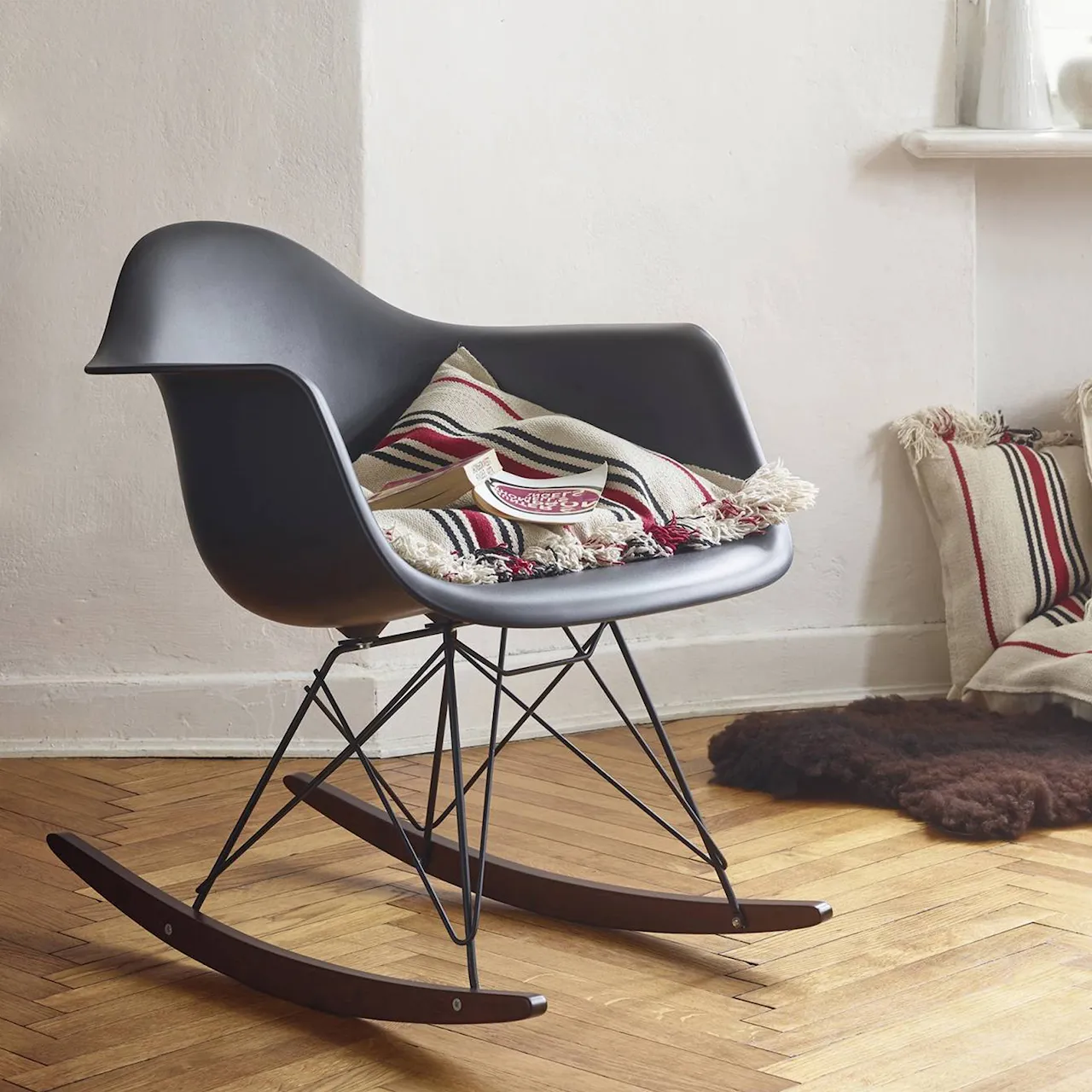 Eames RE Plastic Armchair RAR keinutuoli Basic Dark/Dark Maple