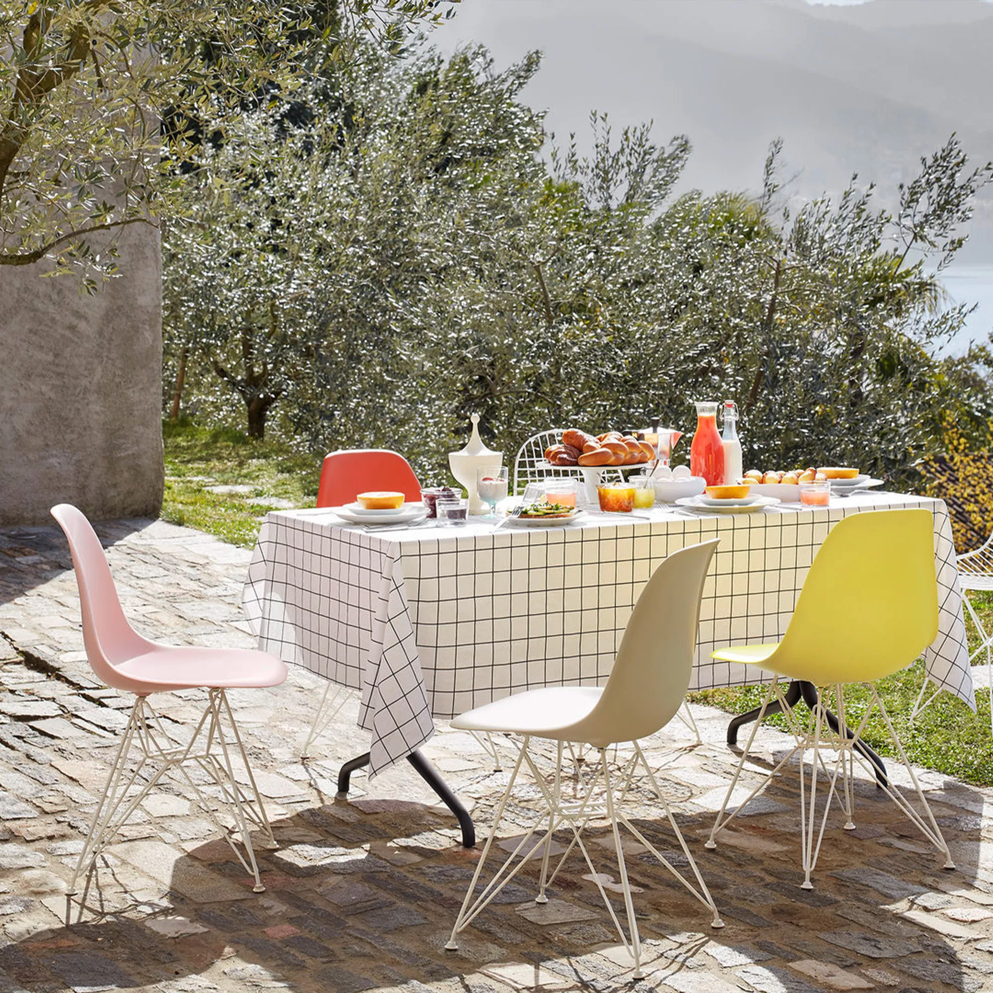 Eames RE Plastic Chair DSR stol Chrome