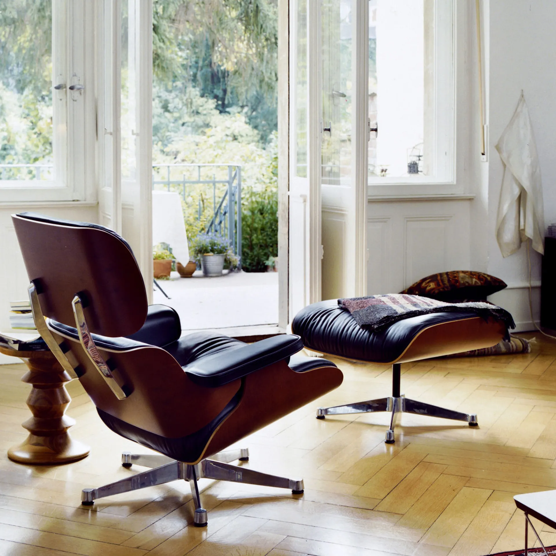 Eames Lounge Chair & Ottoman Black Stained Walnut Black/Polished Base - Vitra - Charles & Ray Eames - NO GA