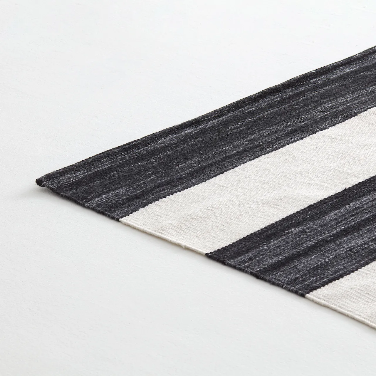 Outdoor Stripe Matta - Black/White