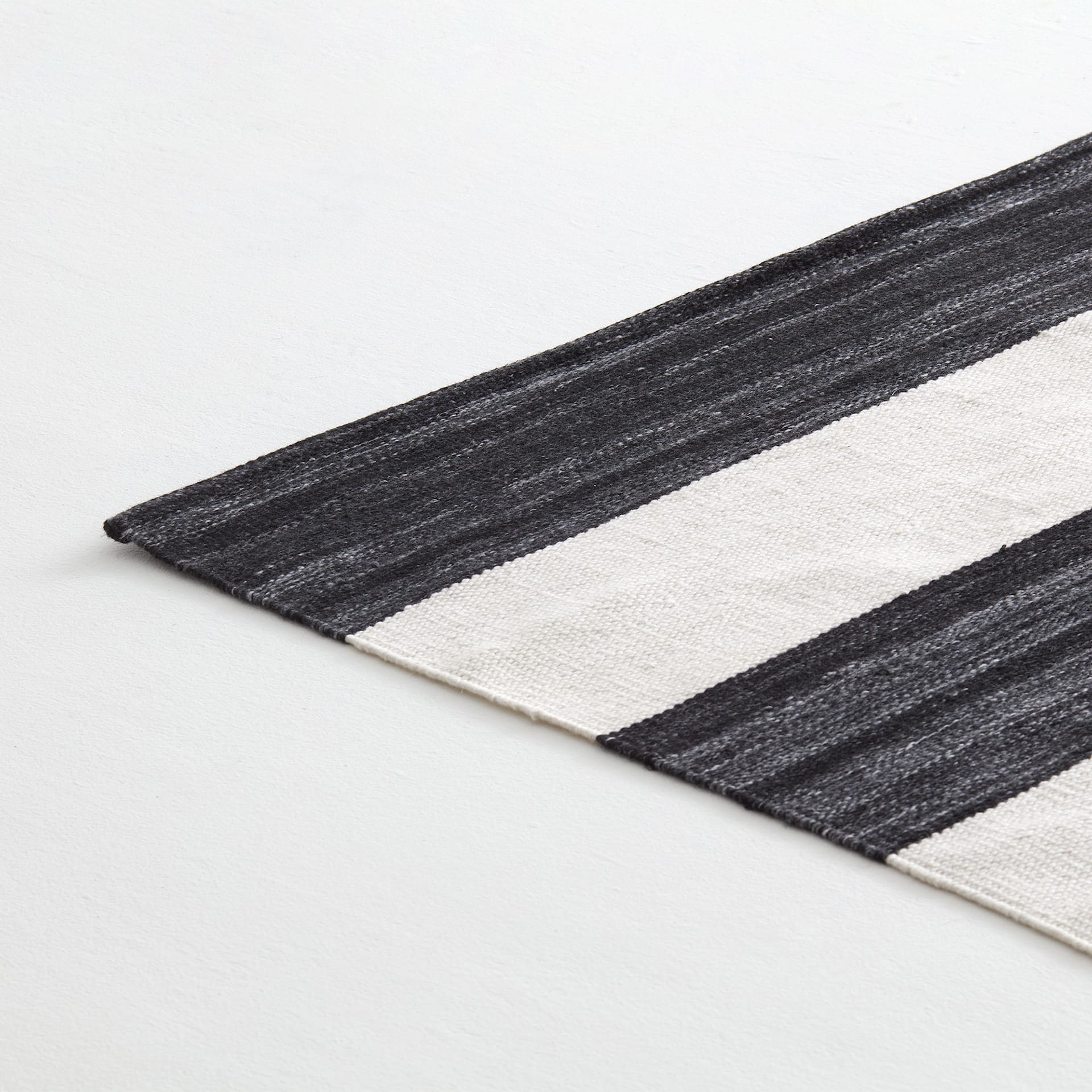 Outdoor Stripe Teppe - Black/White - Nordiska Galleriet Rugs - NO GA