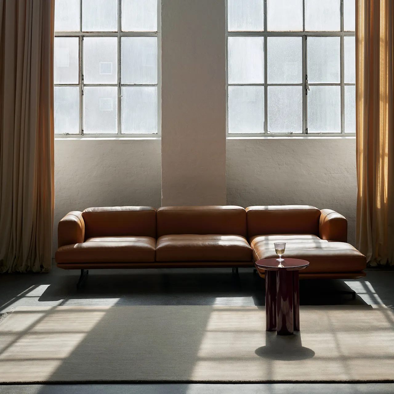 Inland AV42 højre chaiselong poleret aluminium ben noble black leather