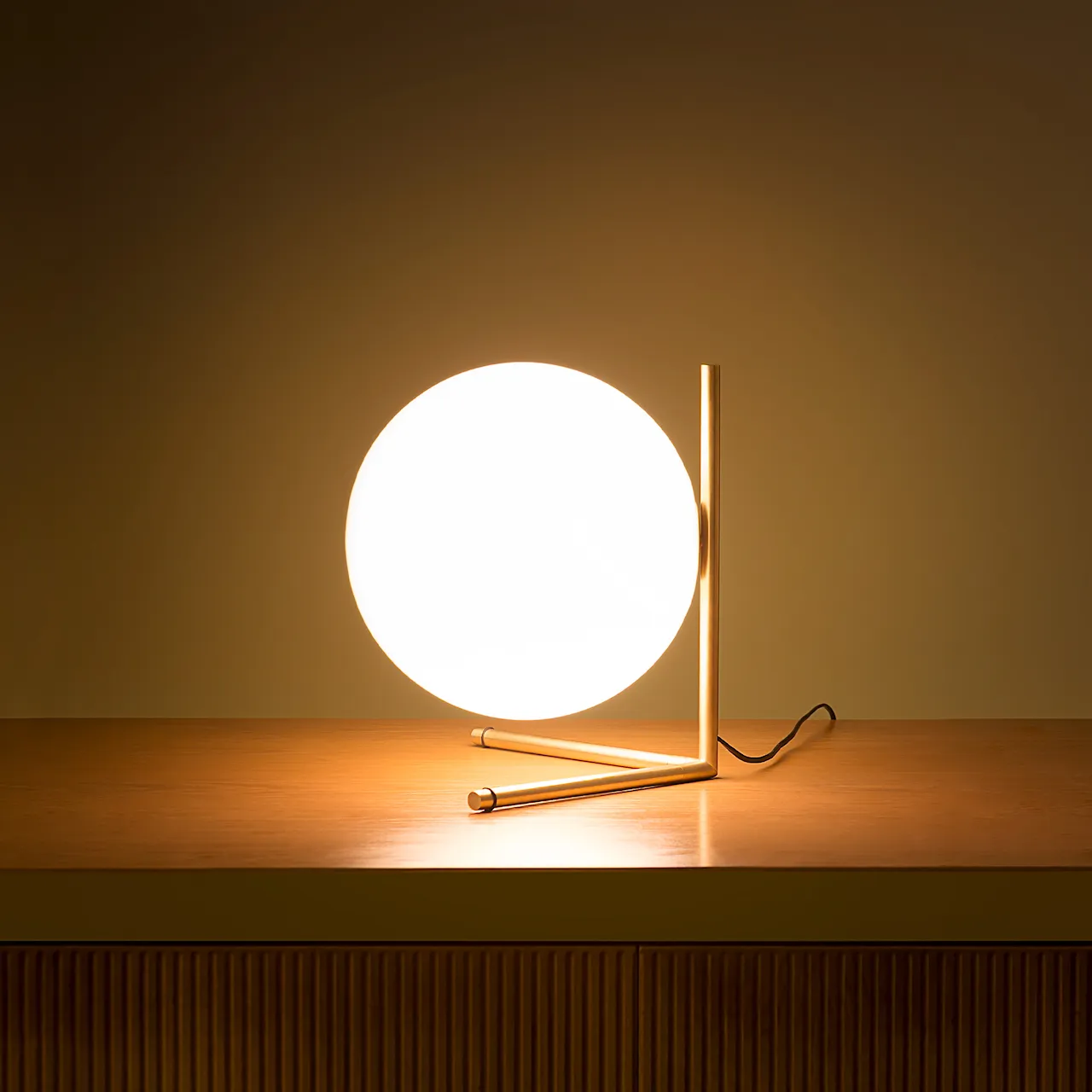 IC T3 table lamp