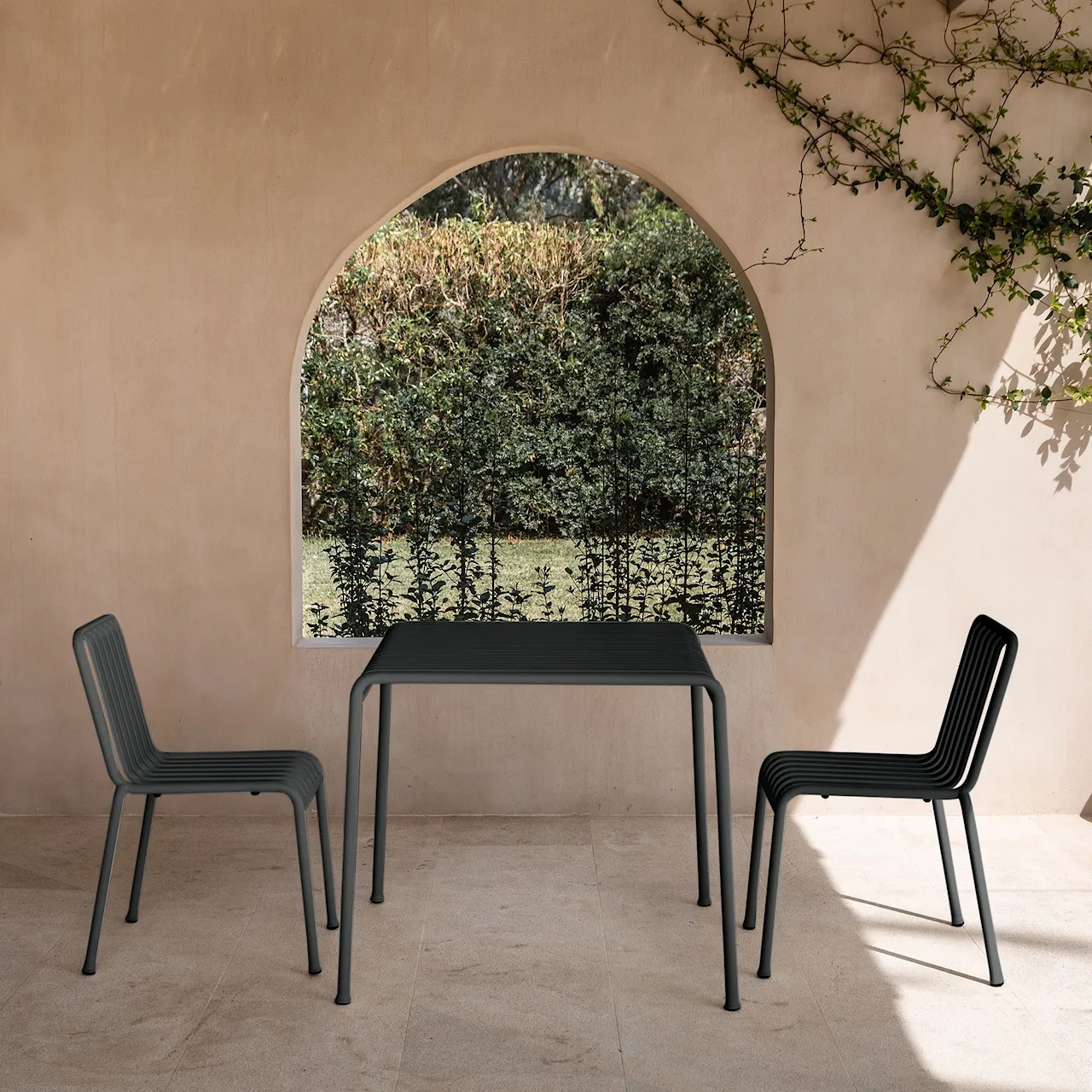 Palissade dining set with table & 2 chairs
