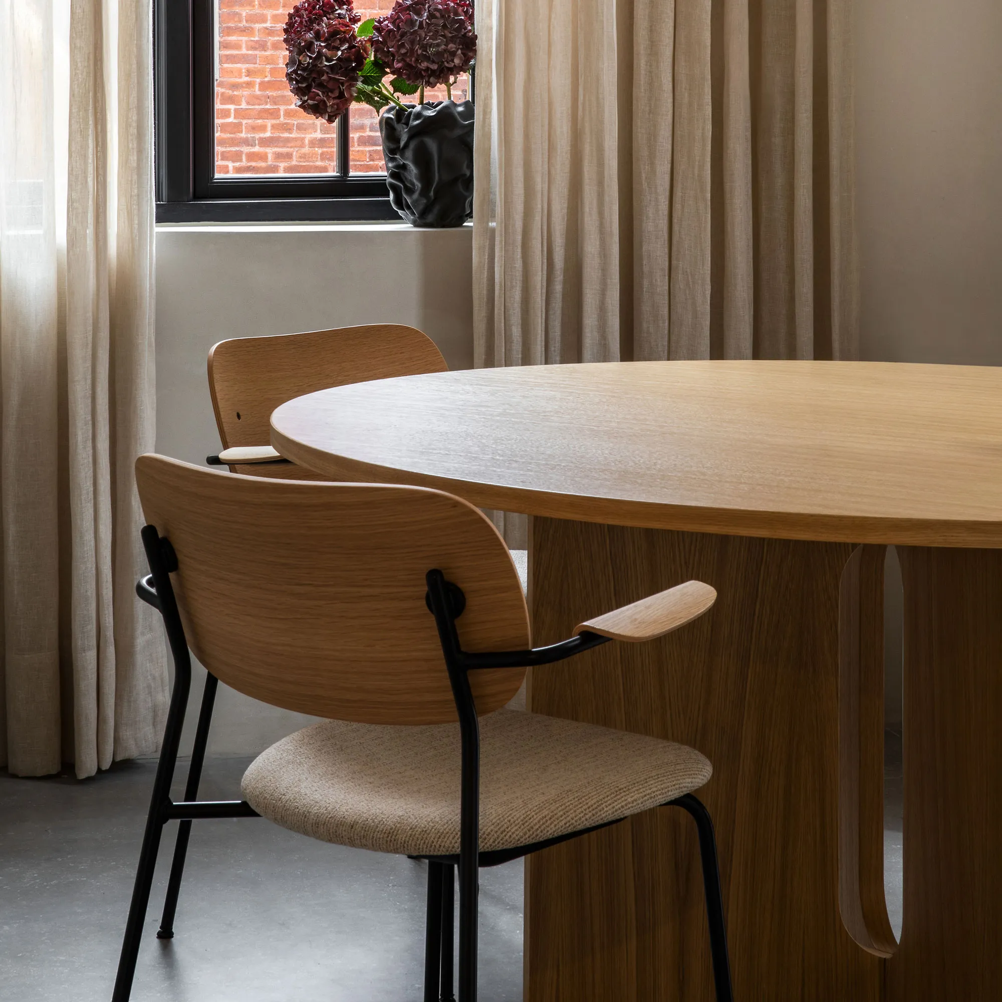 Androgyne Dining Table Ø120 cm Dark Stained Oak - 18