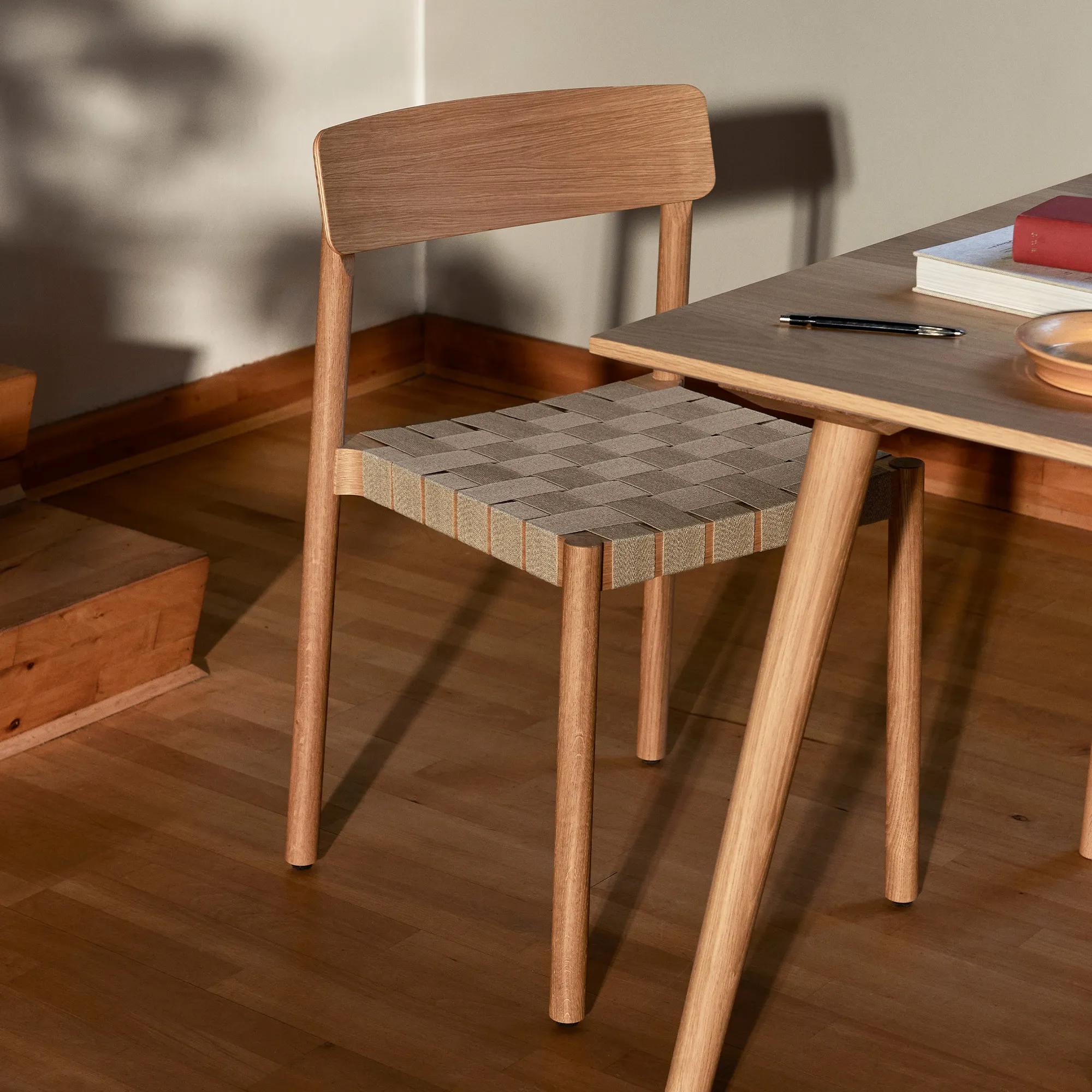 In Between eettafel & Betty TK1 eetkamerstoelen in massief eiken - 3