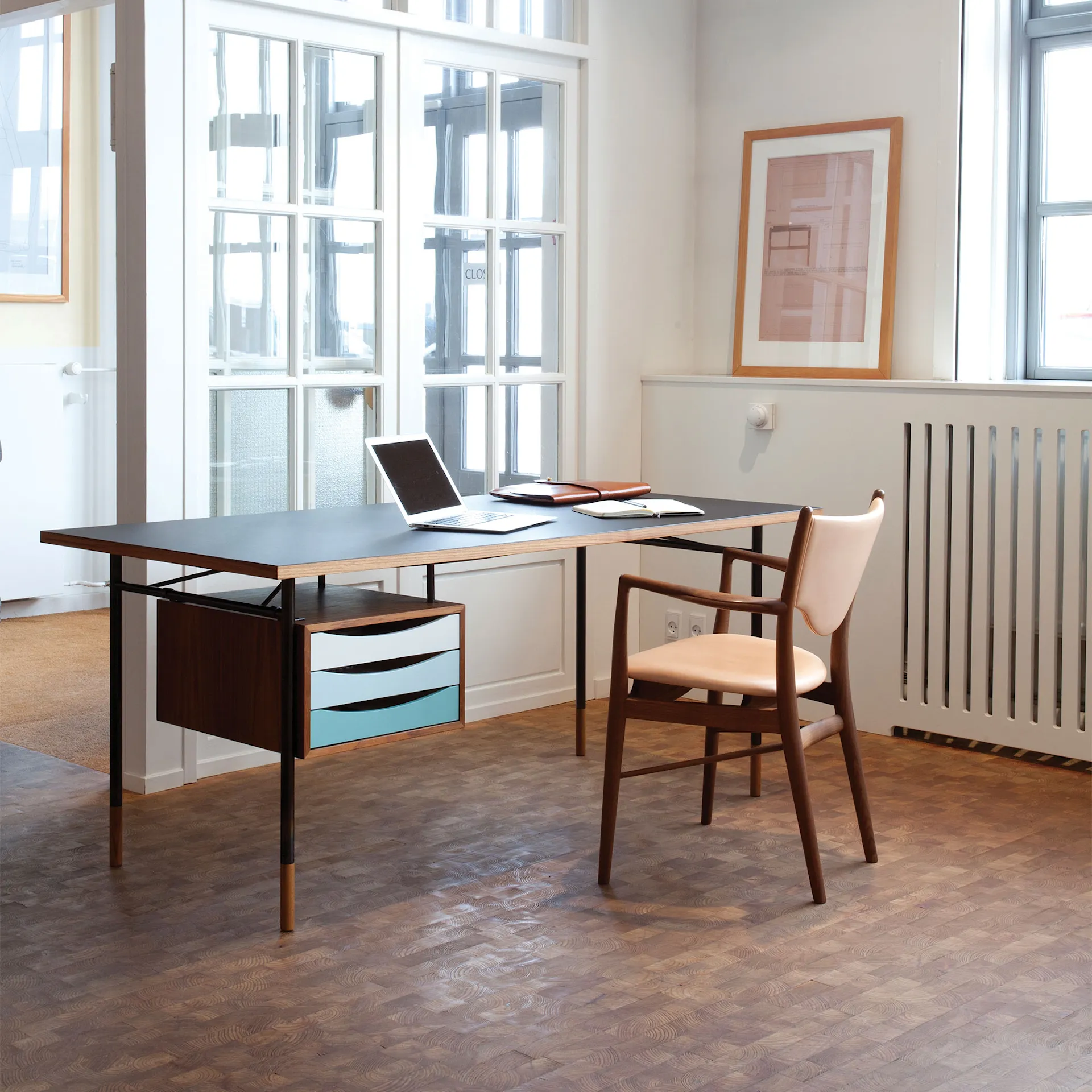 Nyhavn Desk, 170 cm, with Tray Unit, Oak Clear oil/Black linoleum, Black Steel, Cold - House of Finn Juhl - Finn Juhl - NO GA