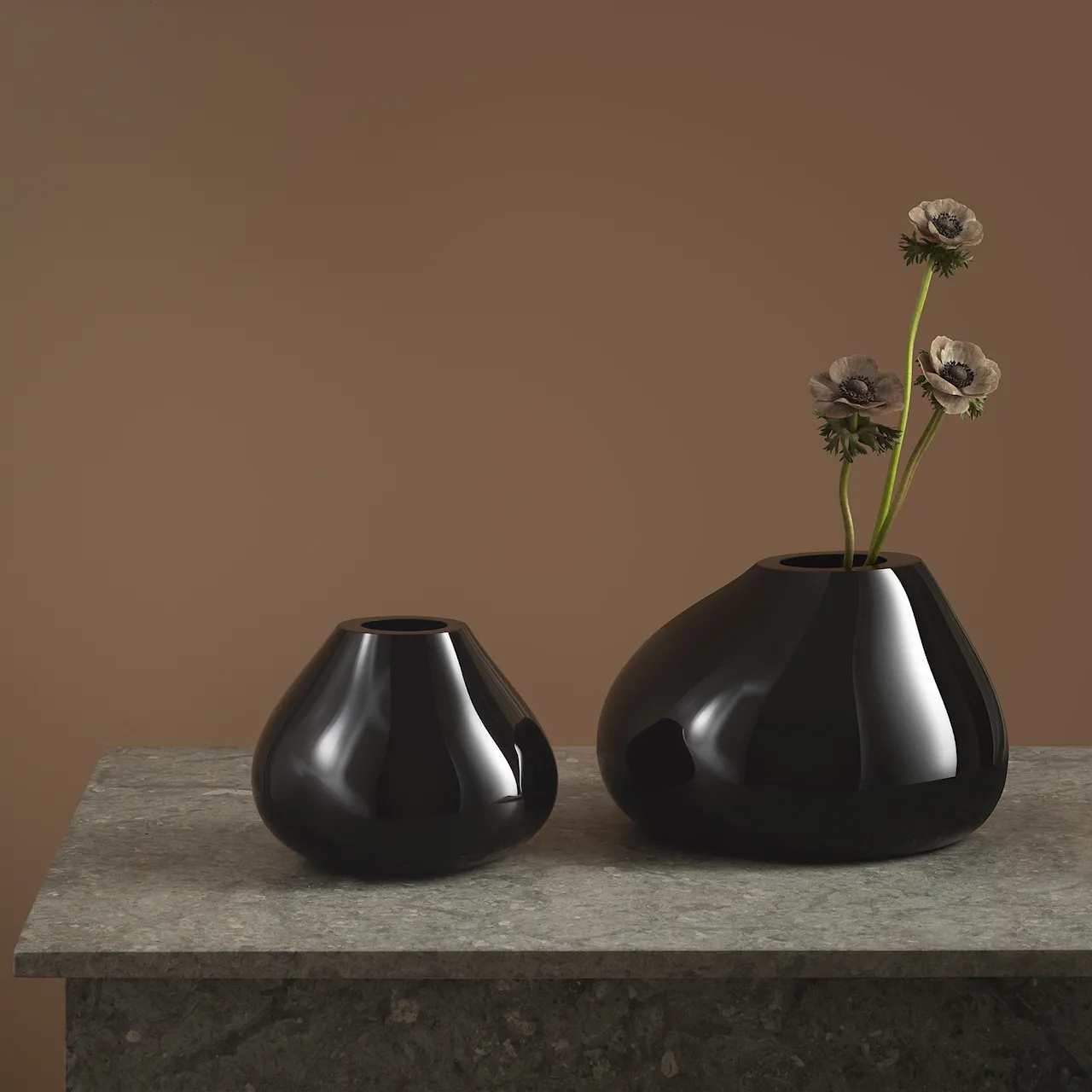 Ebon Vase Black