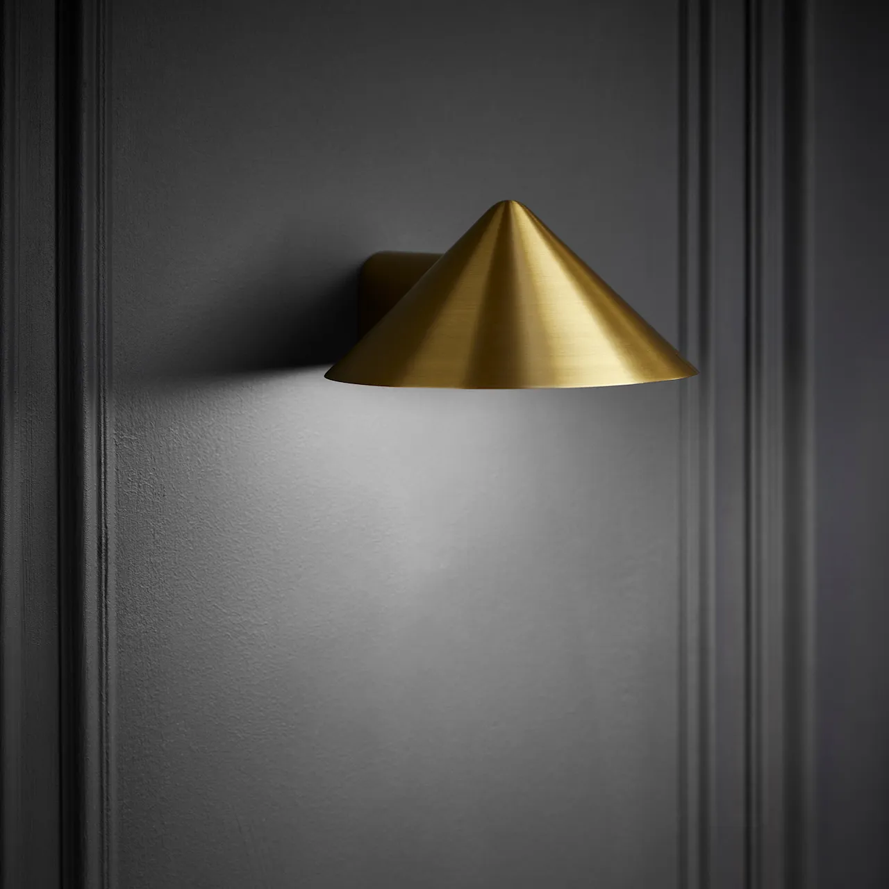 Grasp Wall Lamp