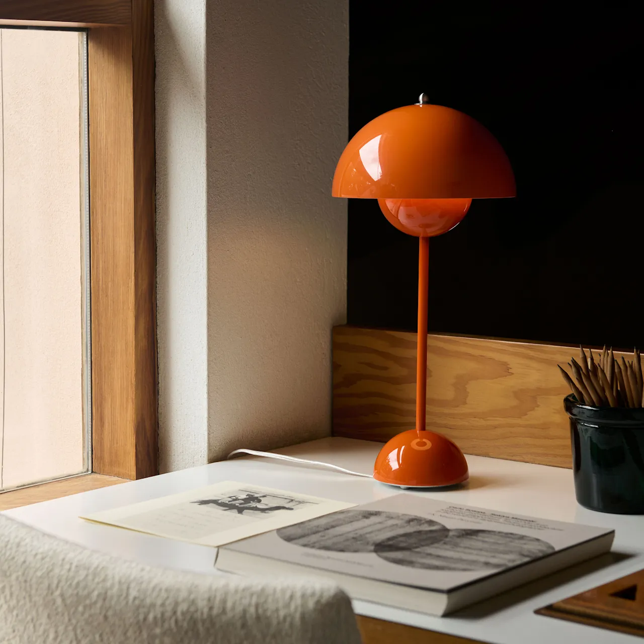Flowerpot VP9 Portable Table Lamp