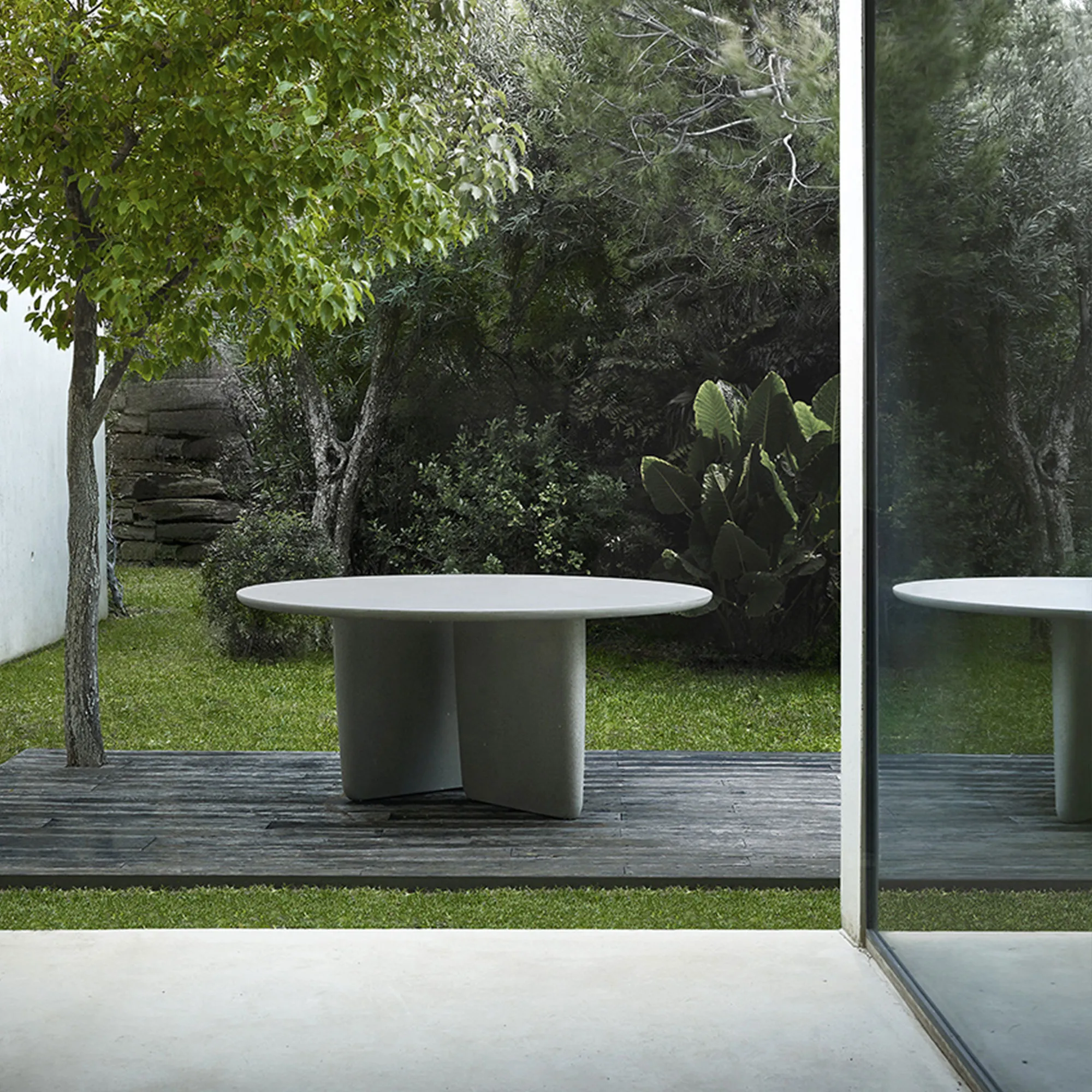 Tobi-Ishi Outdoor Round Table - 4