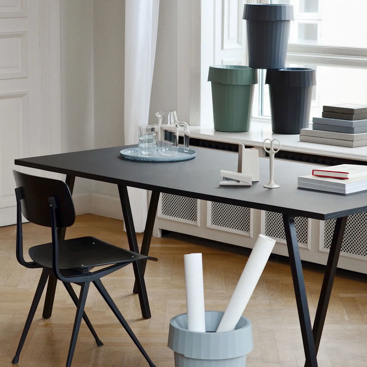 Loop Stand Table with Support Black 160 x 77,5 cm