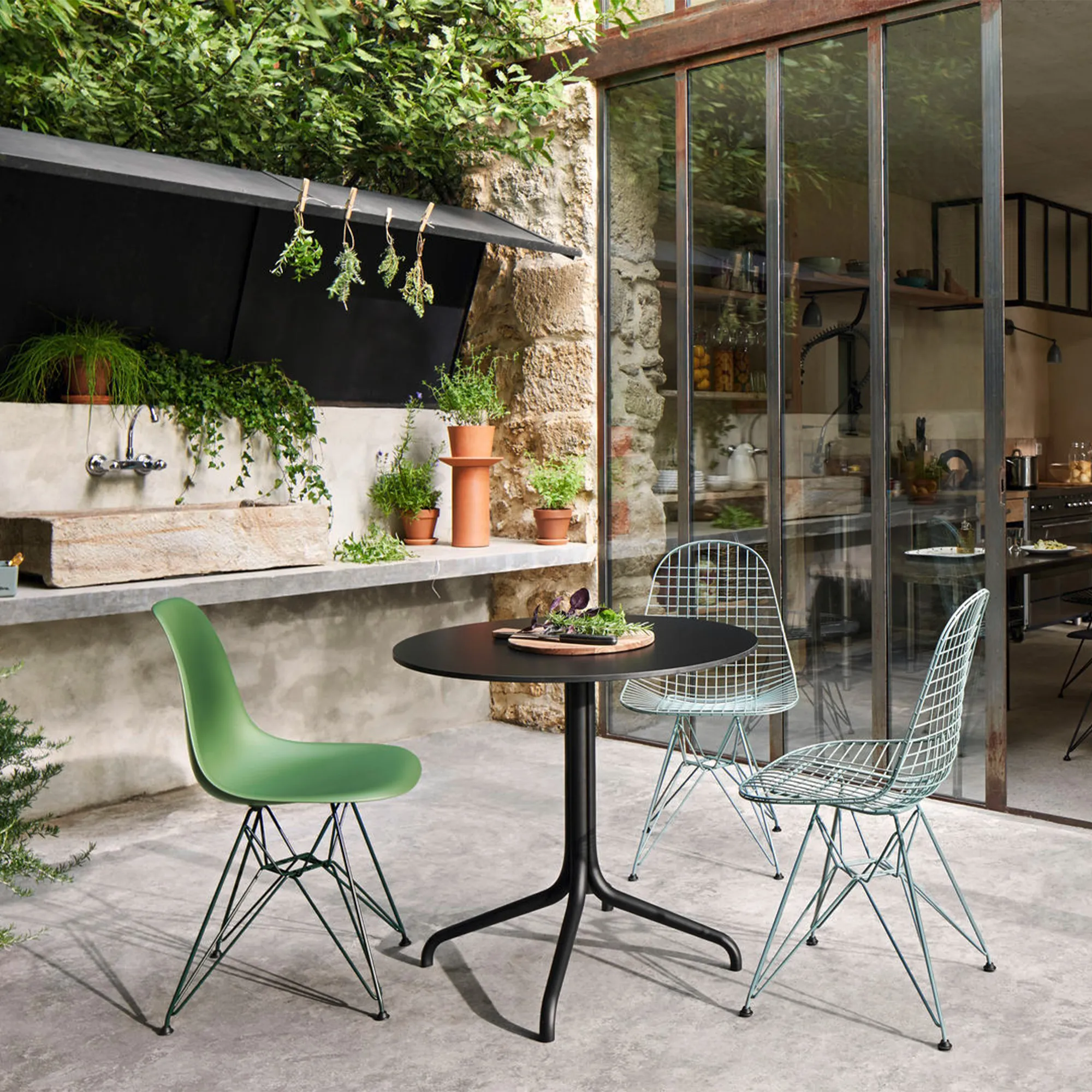 Eames RE Plastic Chair DSR stol Chrome