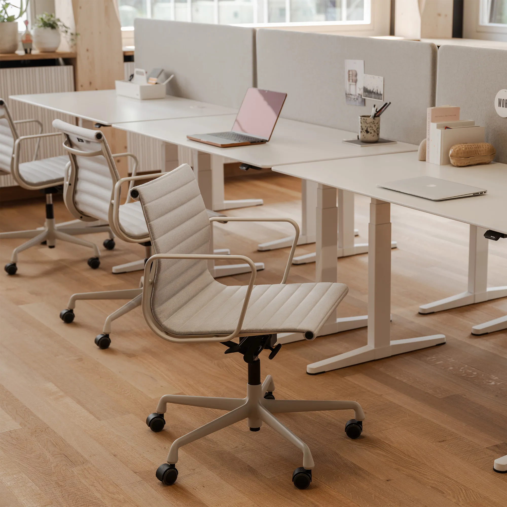 EA 117 Aluminium Chair - 3