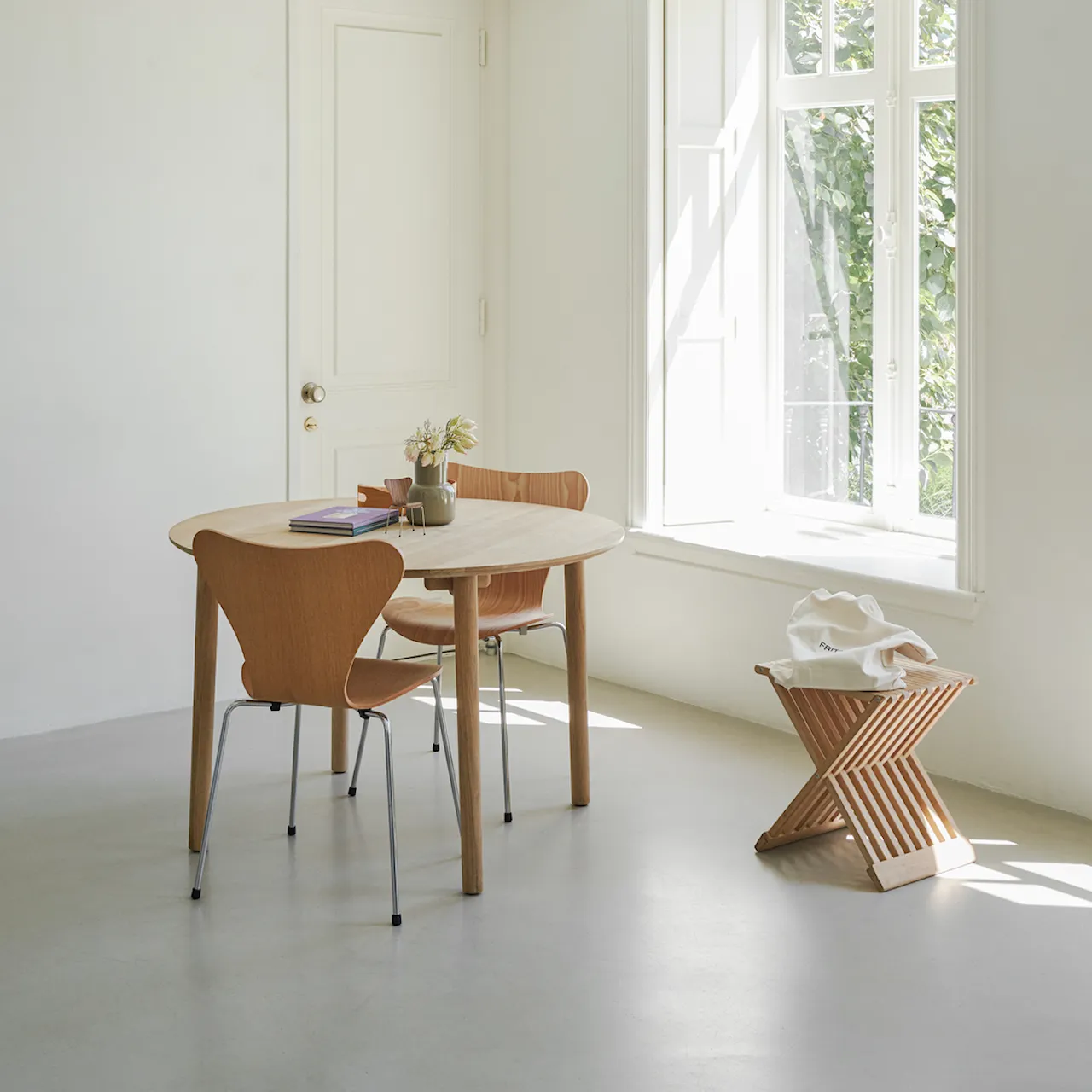 Series 7 chair 3107 clear lacquered veneer