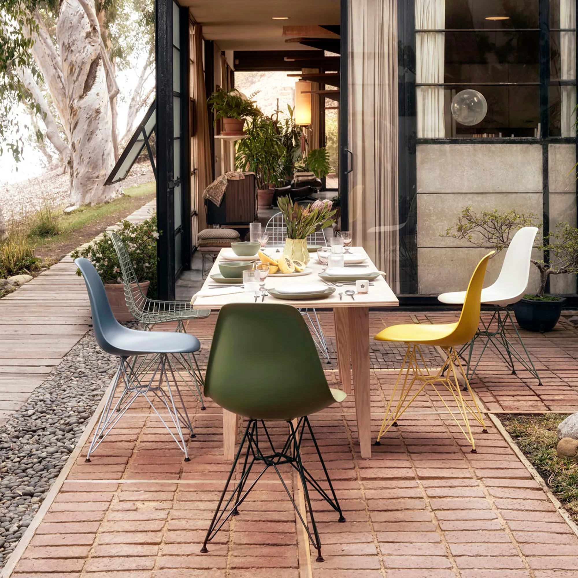 Eames RE Plastic Chair DSR stol Chrome