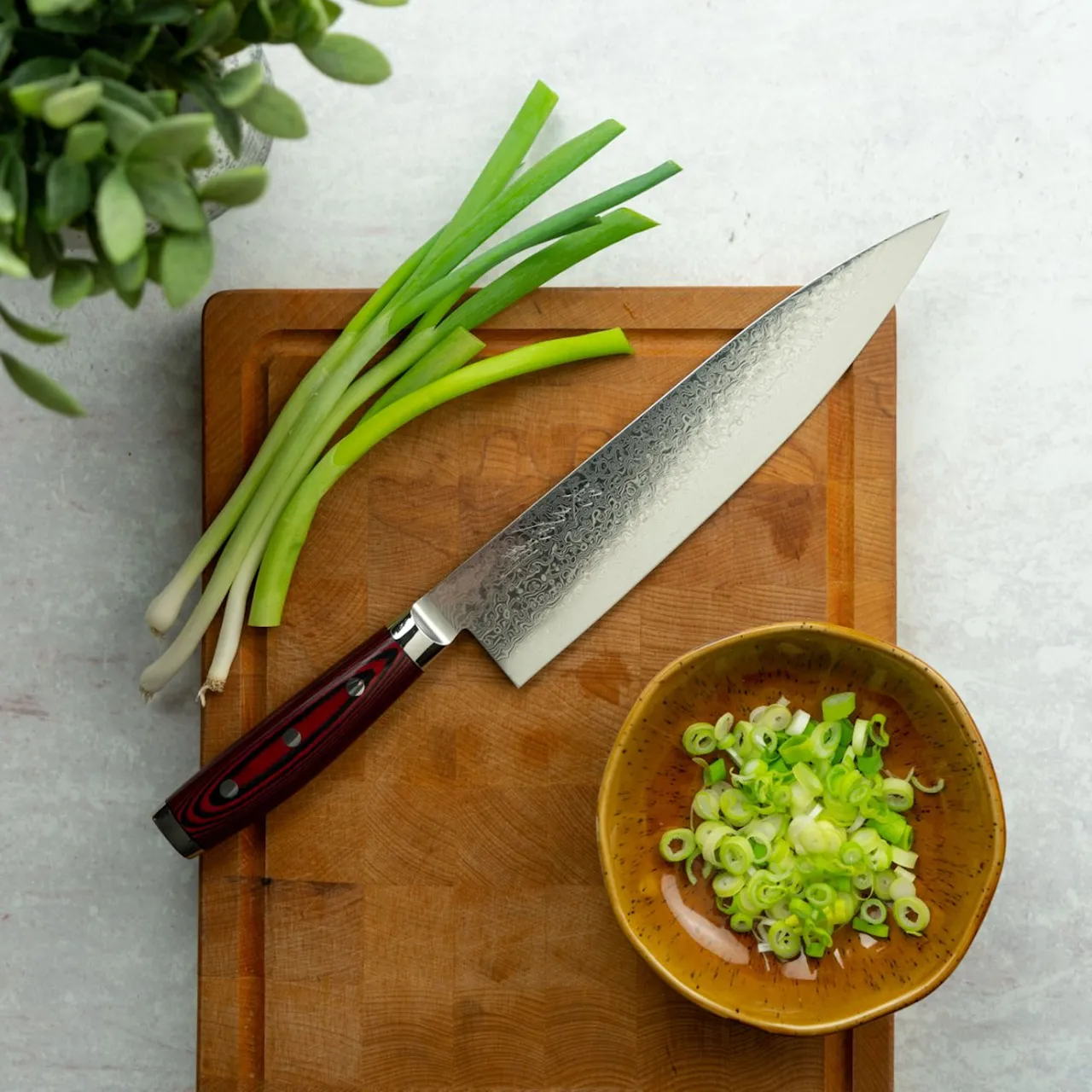 Yaxell Super Gou Chef&#39;s knife 24 cm