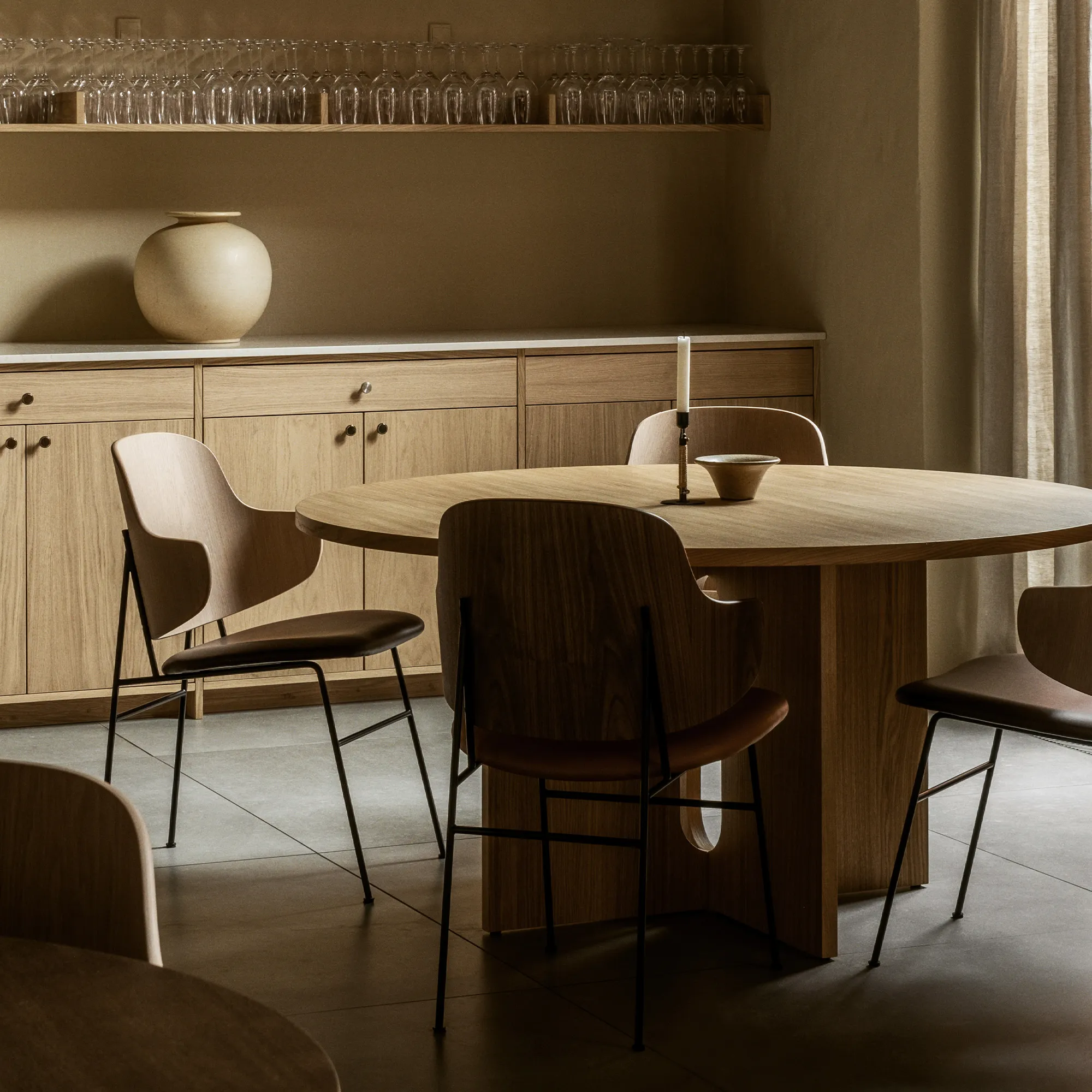 Androgyne Dining Table Ø120 cm Dark Stained Oak - 7
