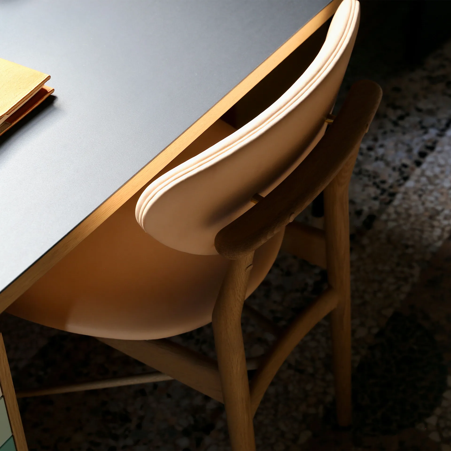 Nyhavn Desk, 170 cm, with Tray Unit, Oak Clear oil/Black linoleum, Black Steel, Cold - House of Finn Juhl - Finn Juhl - NO GA