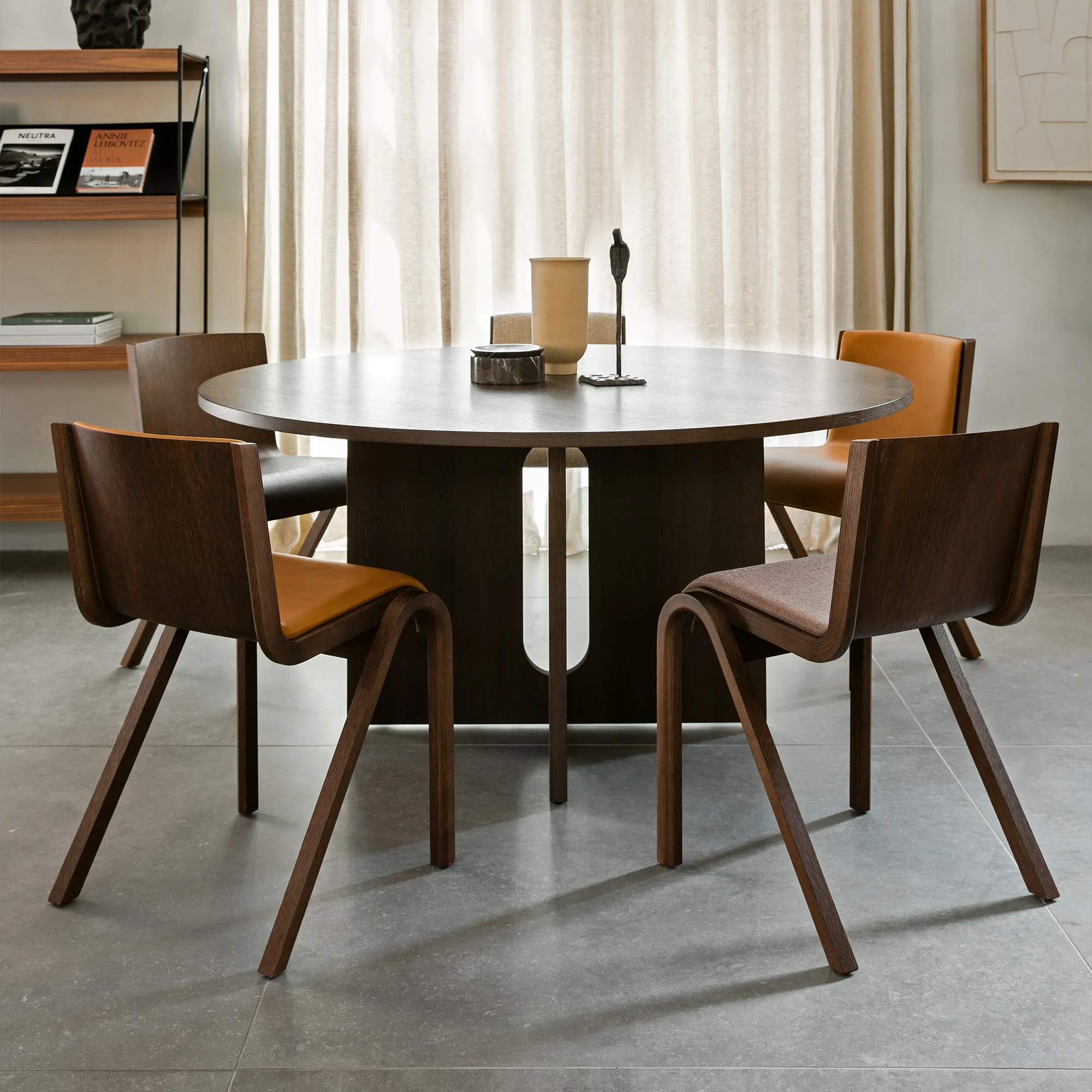 Androgyne Dining Table Ø120 cm Dark Stained Oak - 17