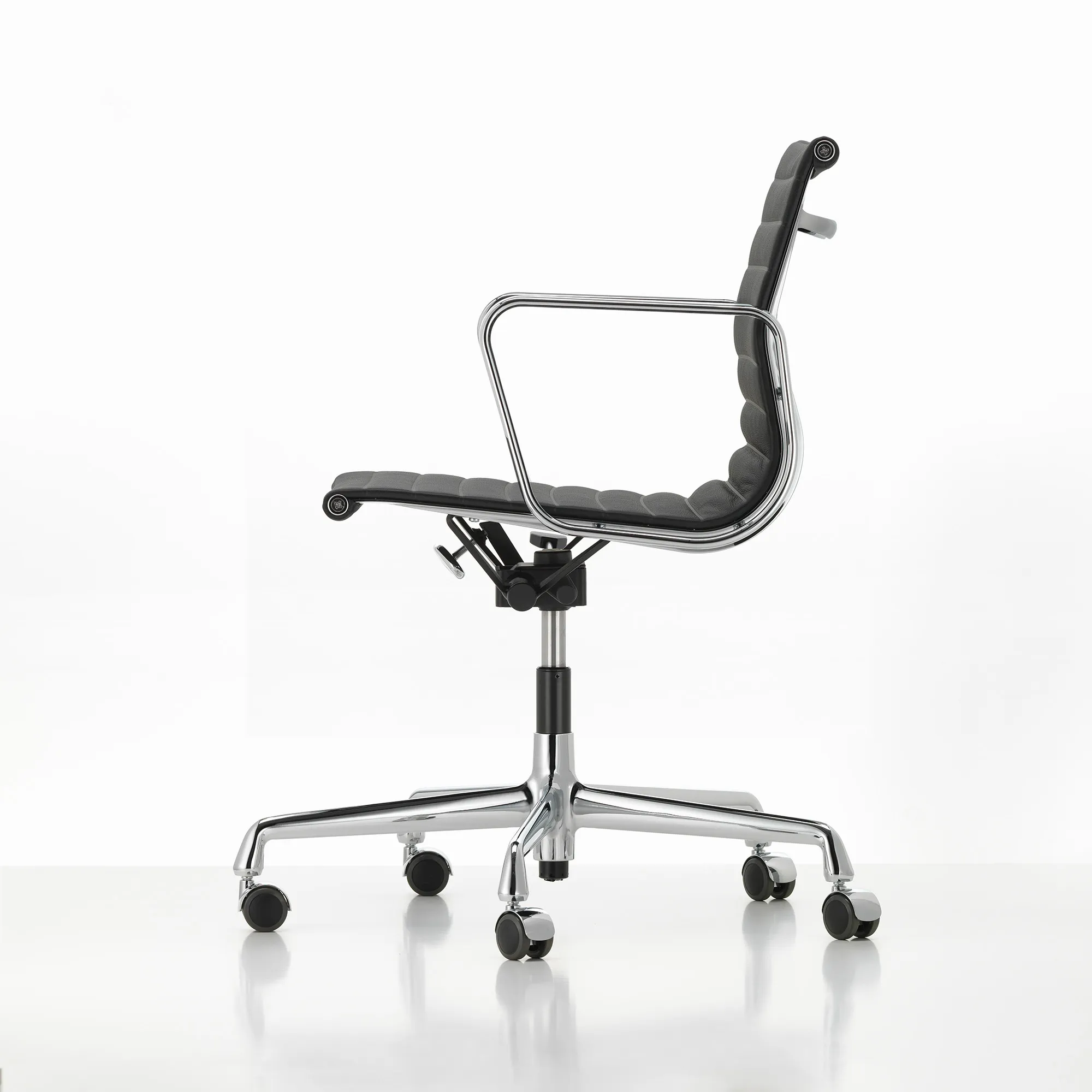 EA 117 Aluminium Chair - 13