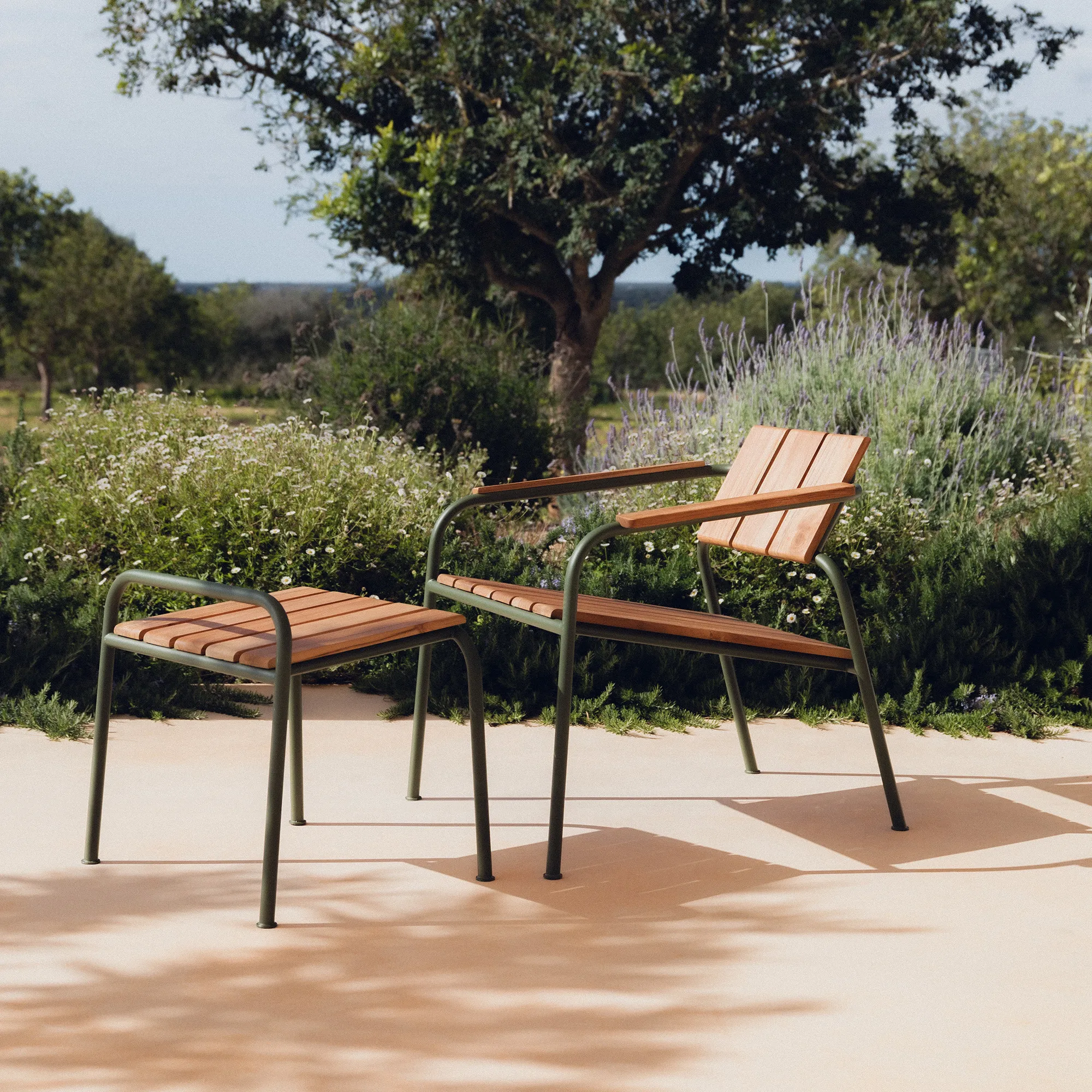 Kallio outdoor lounge chair & footrest