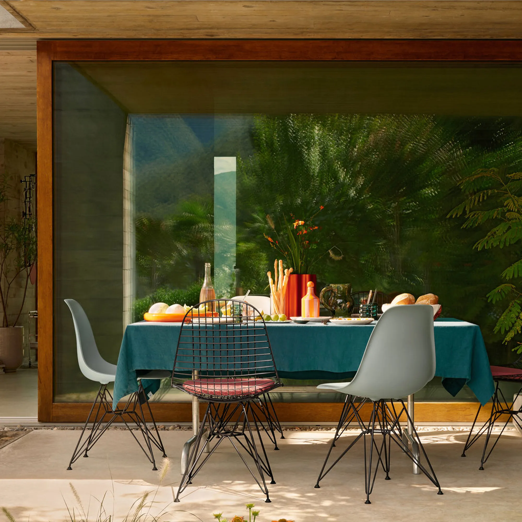 Eames RE Plastic Chair DSR stol Chrome