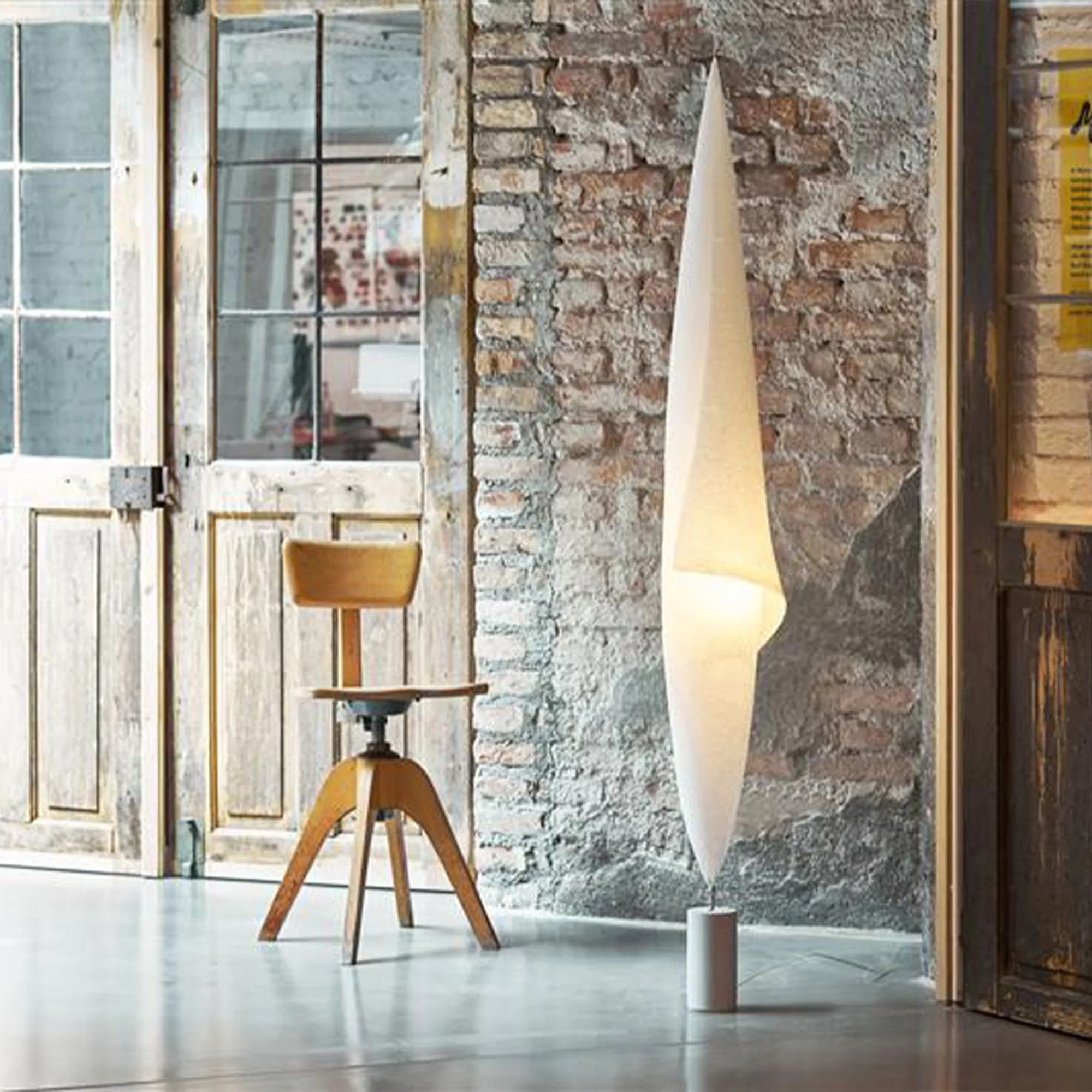Wo-Tum-Bu Floor Lamp - 3