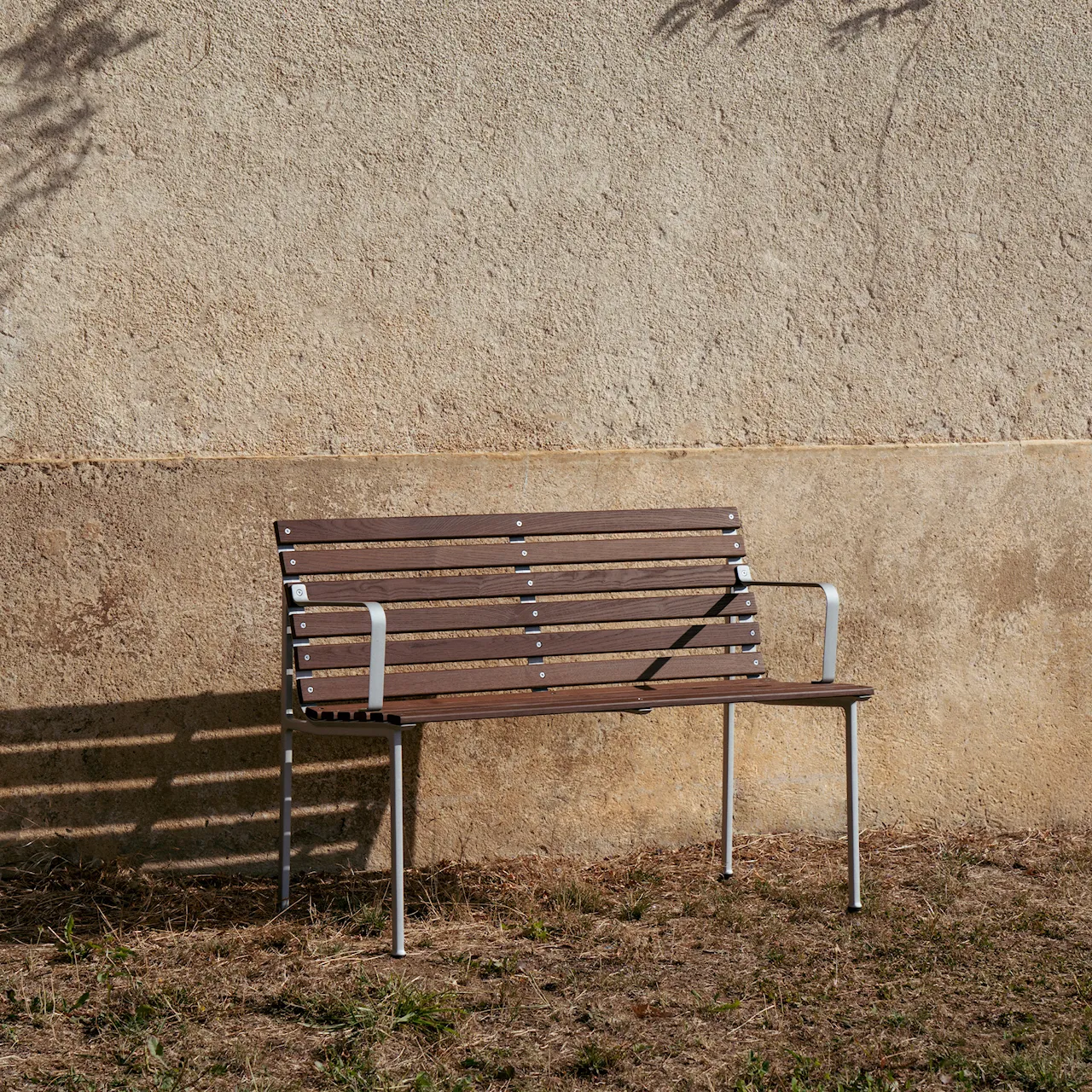 Traverse garden bench with armrests