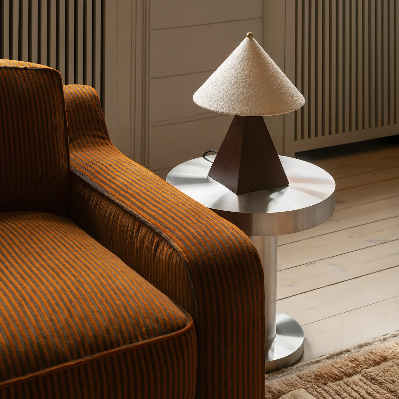 Pyramid table lamp small