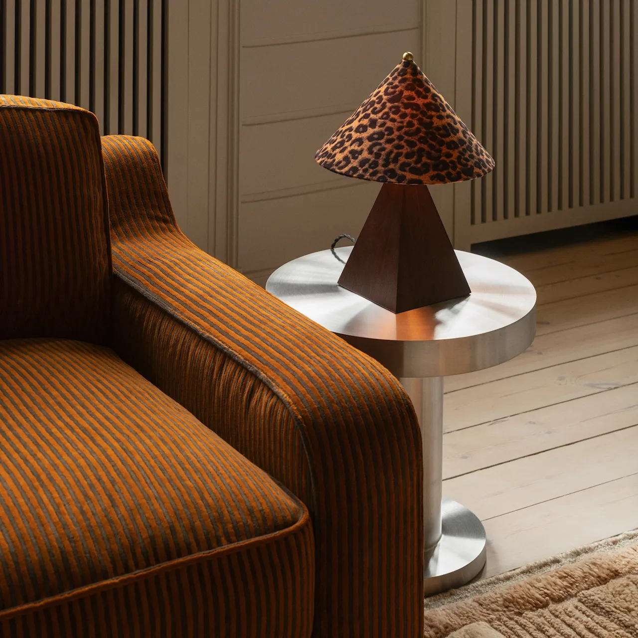 Pyramid table lamp small