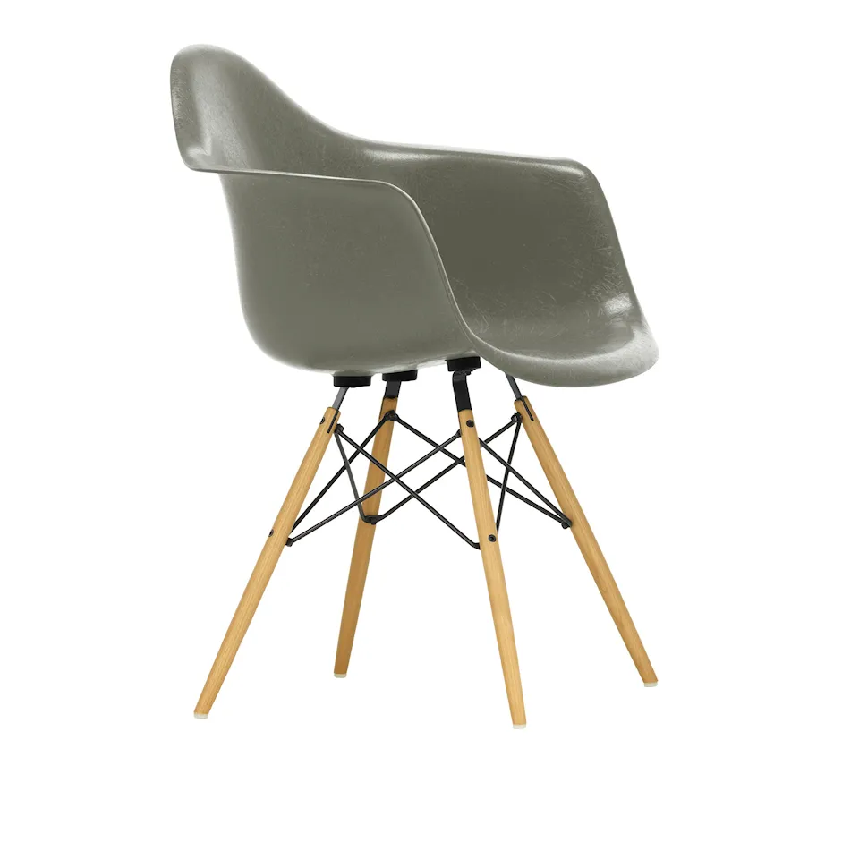 Eames Fiberglass Armchair DAW stoel
