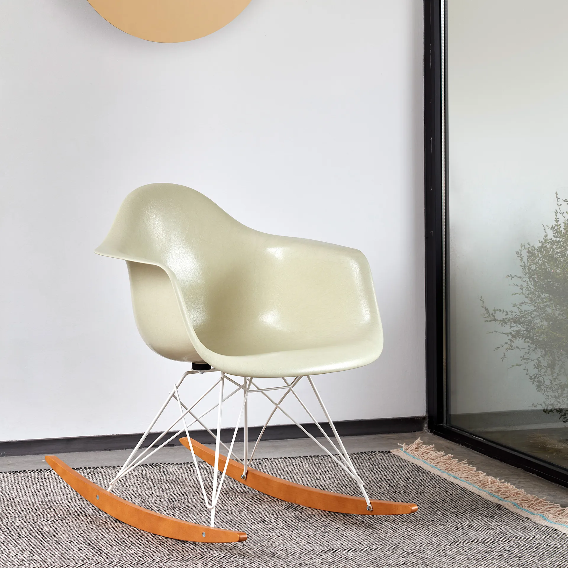 Eames Fiberglass Armchair RAR keinutuoli Chrome/Golden Maple - Vitra - Charles & Ray Eames - NO GA