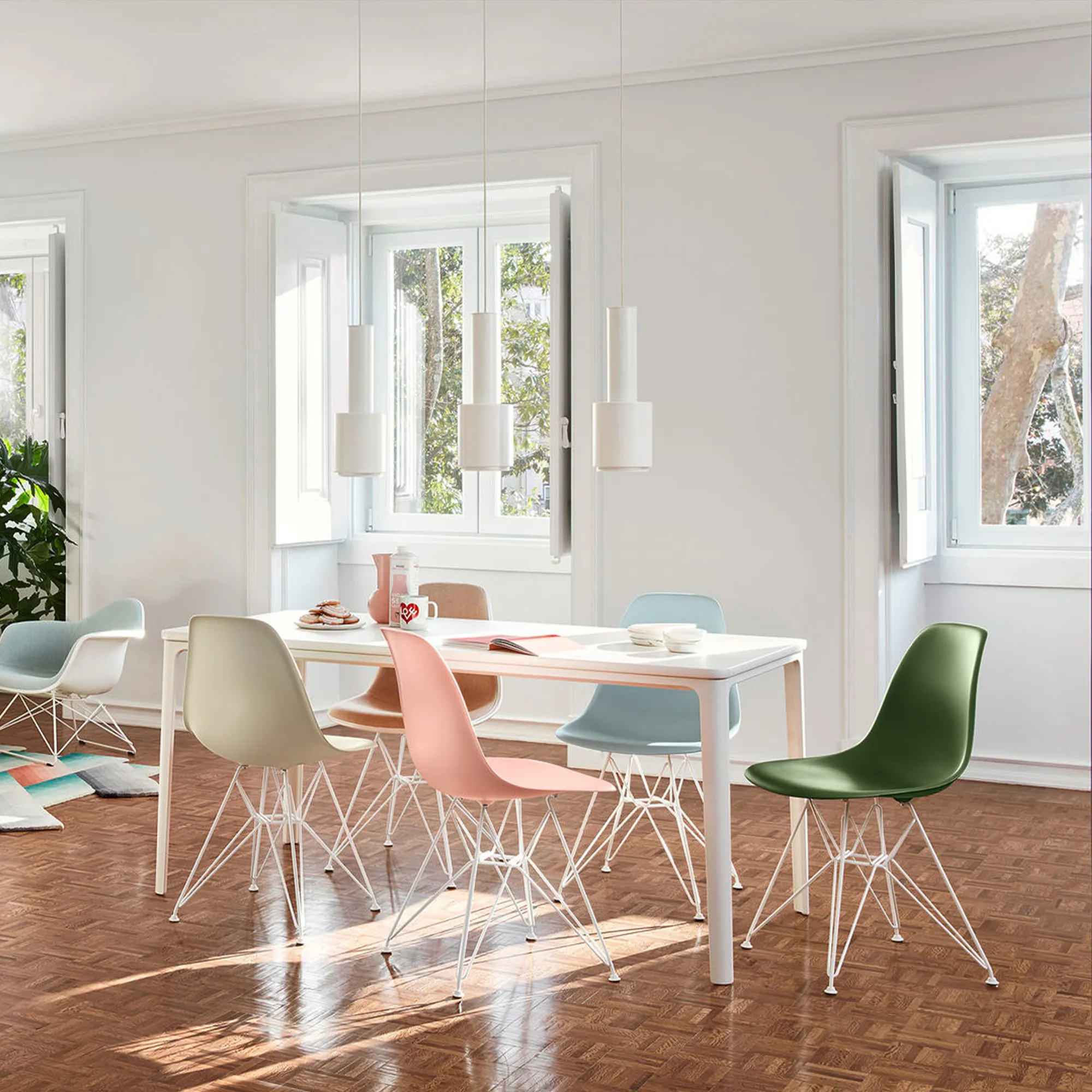 Eames RE Plastic Chair DSR stol Chrome
