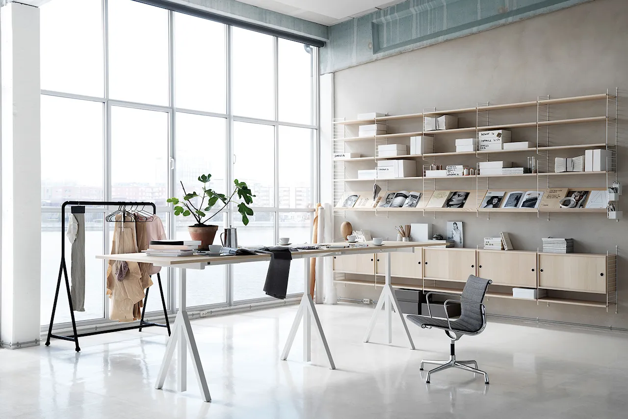 String Middle for conference shelf