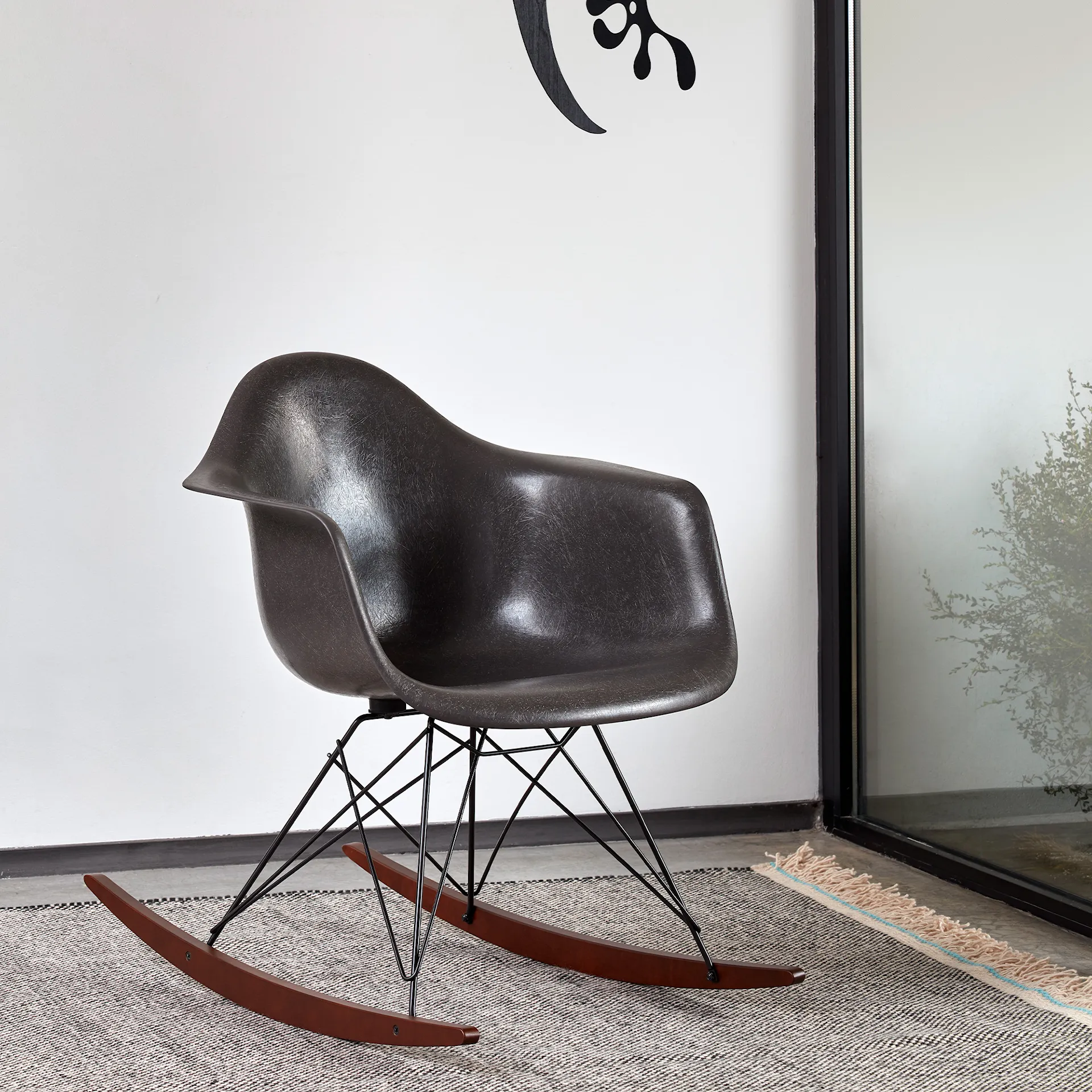 Eames Fiberglass Armchair RAR rocking chair Chrome/Dark Maple - Vitra - Charles & Ray Eames - NO GA