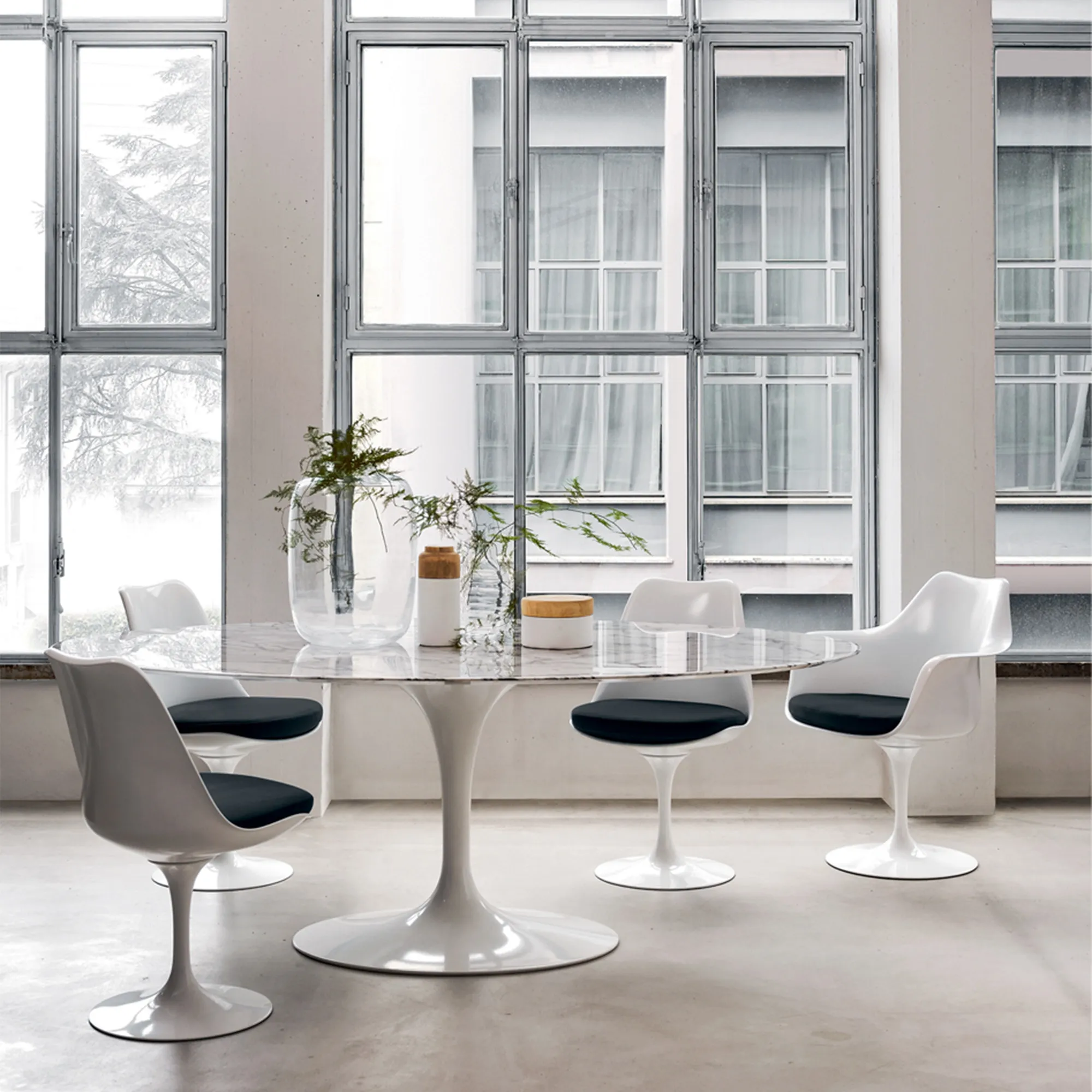 Saarinen Oval Dining Table 244 cm Black - 4